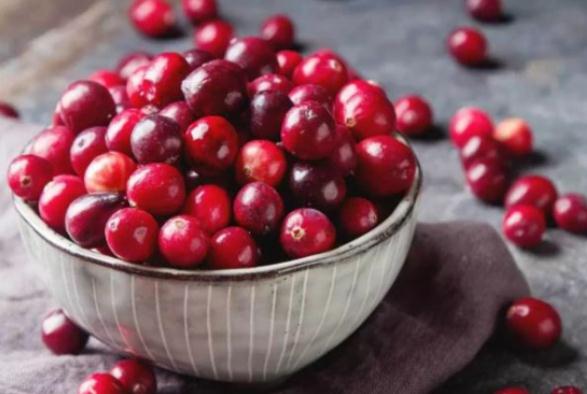 新鮮蔓越莓很酸怎么吃？蔓越莓泡水喝有什么好處？